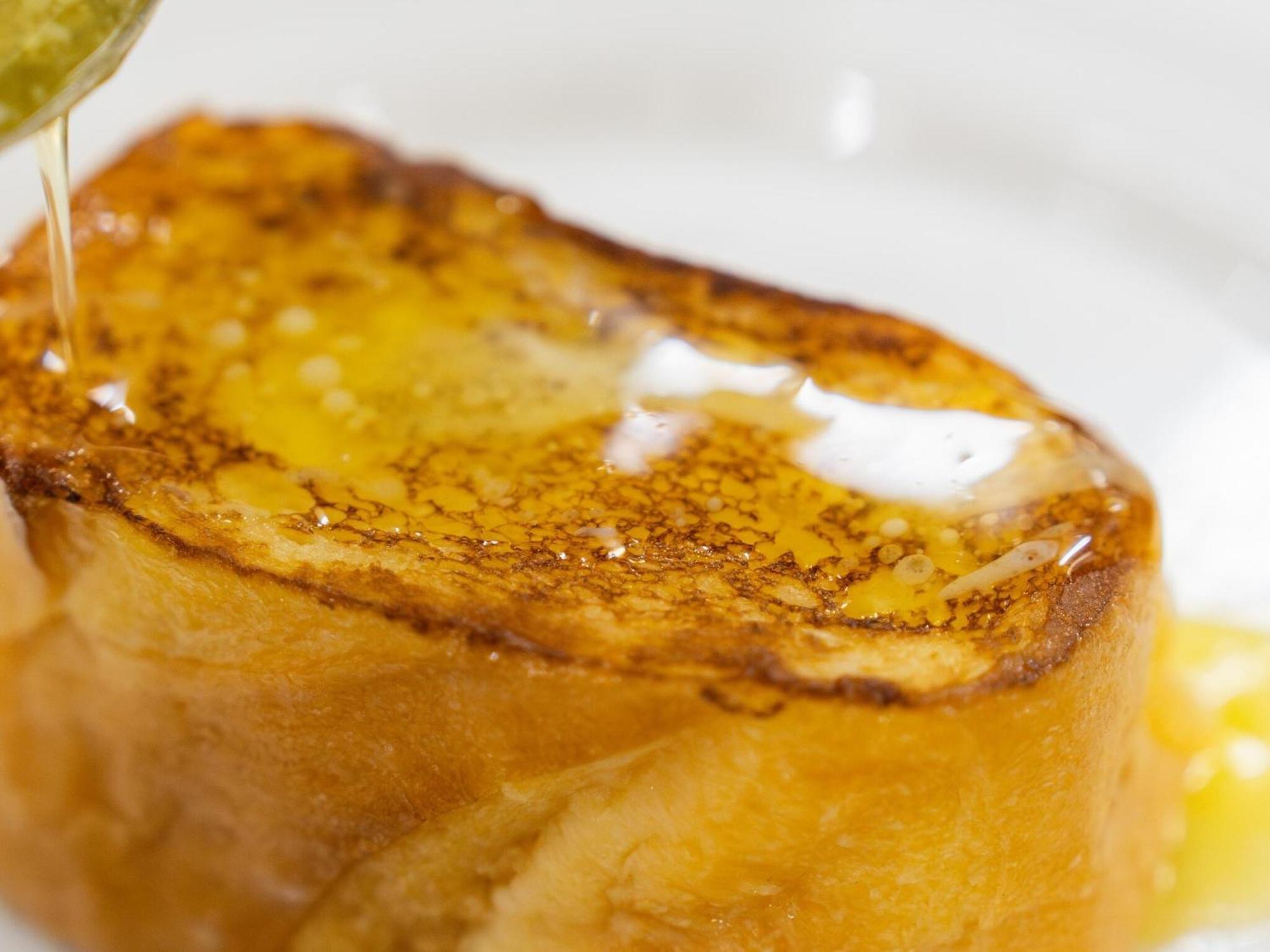 Urayasu Brighton Hotel Tokyo Bay מראה חיצוני תמונה Olive oil being drizzled onto a piece of bread
