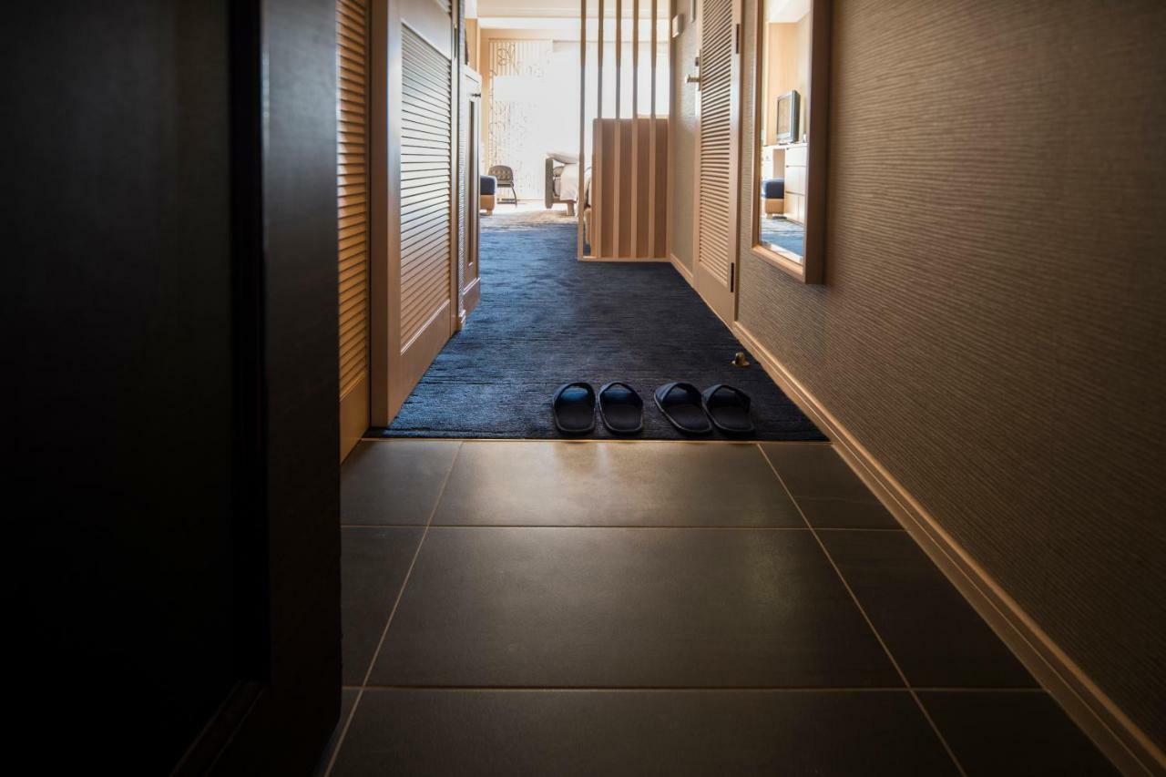 Urayasu Brighton Hotel Tokyo Bay מראה חיצוני תמונה A pair of geta in a hotel